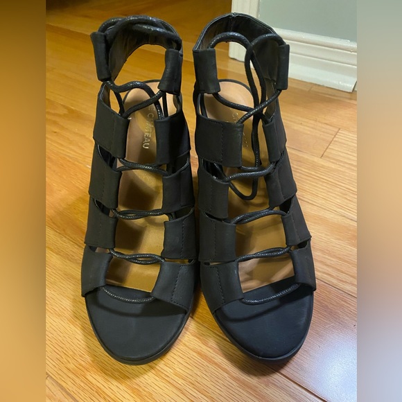 Le Chateau size 7.5 black suede sandals/ Like New - Picture 2 of 4